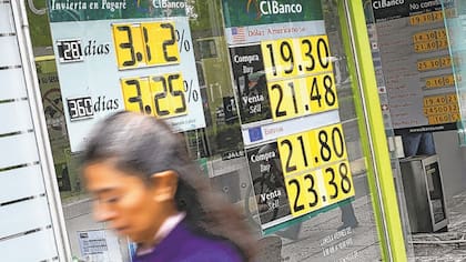 Una mujer pasa frente a una casa de cambio en Ciudad de México. Desde las elecciones de EE.UU., el dólar ha avanzado 12,9% frente al peso mexicano