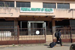 Trasladan a Suiza a mujer que recibía tratamiento por ébola en Nigeria