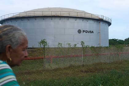 Una mujer pasa junto a un tanque de almacenaje de la petrolera estatal venezolana, PDVSA, en Cabimas, Venezuela, el 1 de septiembre de 2026.