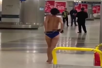 Una mujer pasó caminando desnuda frente a los encargados de seguridad del aeropuerto.