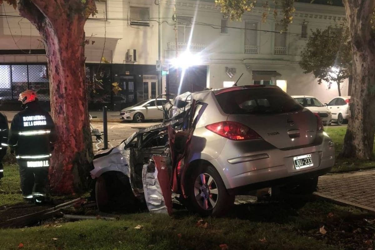 Una mujer perdió el control del auto y chocó contra un árbol: murió en el lugar.