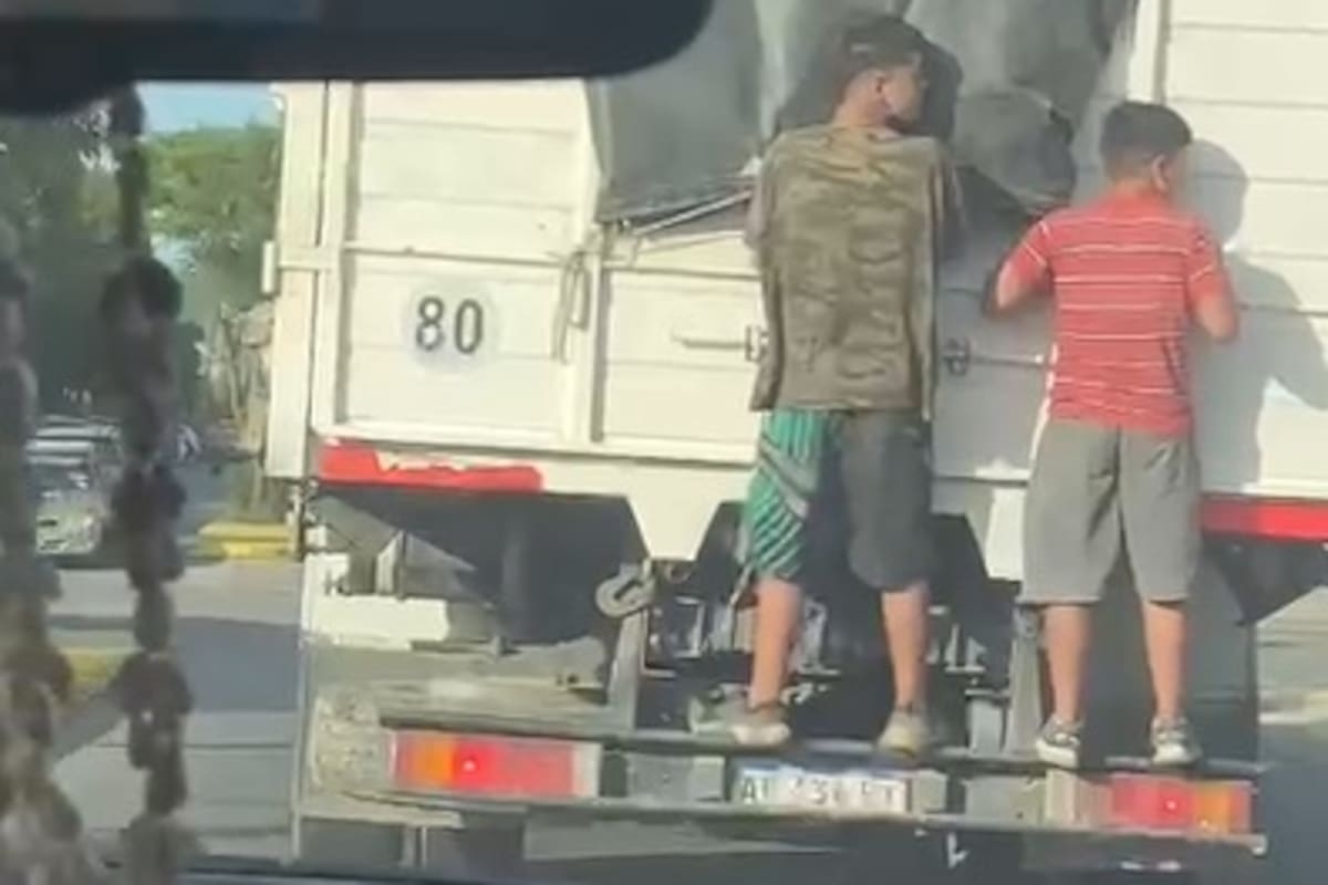 Una mujer persiguió a un camión que chocó autos