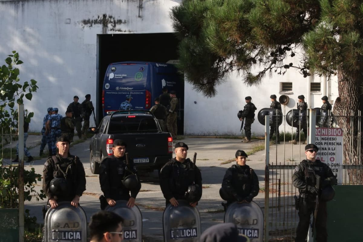 Una mujer pide por Fernando Baéz Sosa