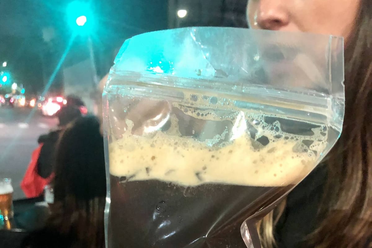 Una mujer pidió un Fernet en un bar y se lo sirvieron en una bolsa hermética