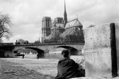 Una mujer pinta la Catedral de Notre Dame a orillas del río Sena el 23 de marzo de 1947