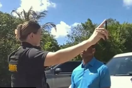 Una mujer policía hace una prueba para determinar si Tiger Woods estaba bajo efecto de alguna sustancia