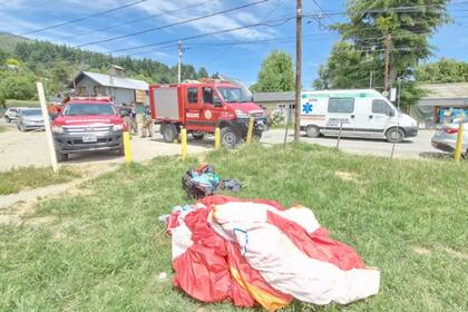 Una mujer practicaba parapente en la zona del Cerro Otto y se enredó con los cables de luz
Foto: Diario Río Negro