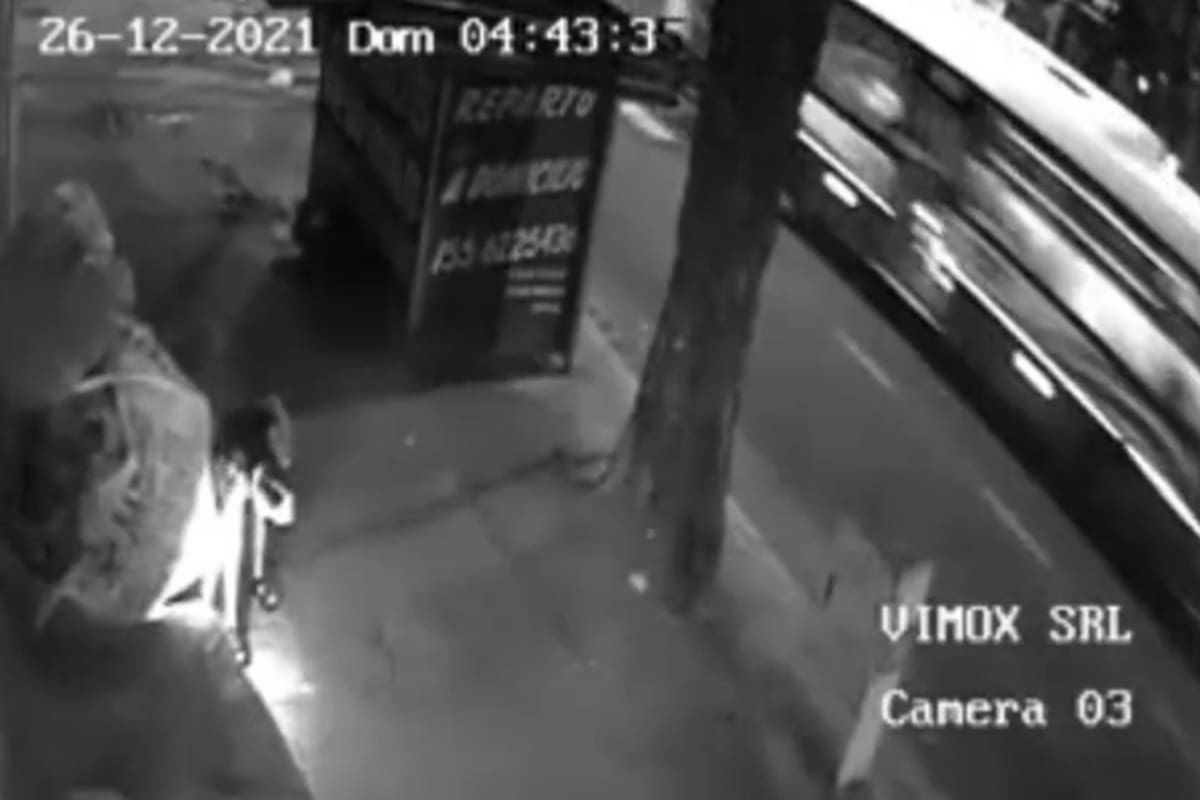 Una mujer prendió fuego a un indigente mientras dormía en la calle y quedó todo registrado en una cámara de seguridad