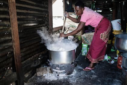La preparación del Ugali, una comida típica local hecha de harina de maíz
