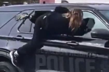 Una mujer protagonizó una fuga cinematográfica en la ciudad estadounidense de Muskegon Heights al escabullirse esposada por la ventanilla de un patrullero