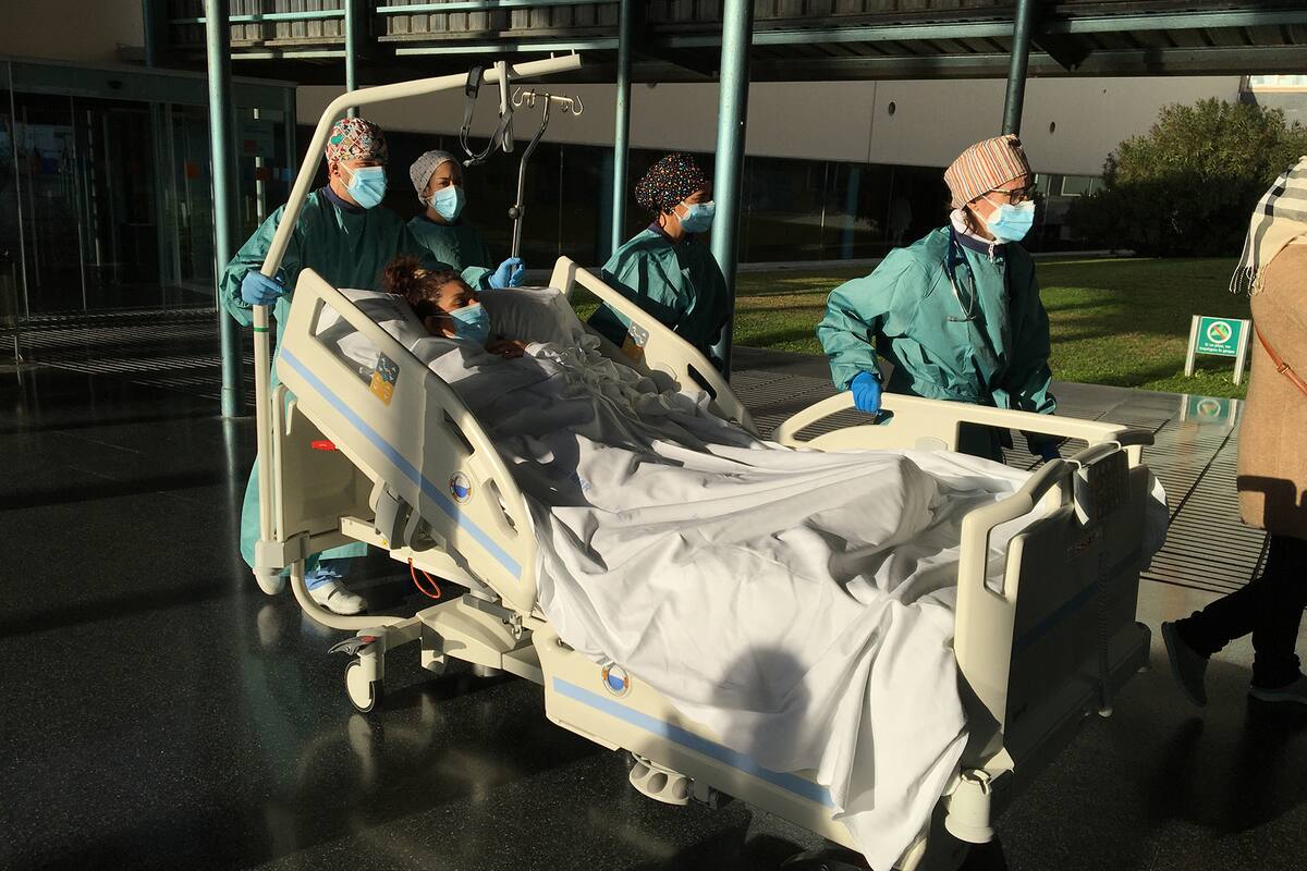 Una mujer pudo conocer a su hijo recién nacido después de 20 días a través del sistema de paseos curativos Foto: Twitter Hospital del Mar