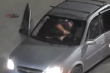 Una mujer que fue agredida por su pareja dentro de un auto en la localidad de Bancalari