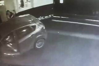 Balean en la cara a una mujer que iba con su hijo de cinco años en el auto