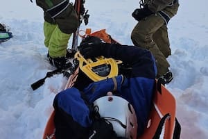 Una mujer que se fracturó una pierna mientras esquiaba en el cráter de un volcán en Chile
