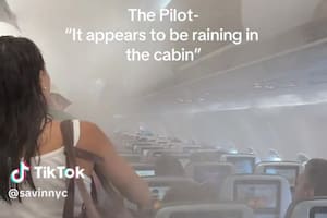 Viajaban a Nueva York y una extraña niebla invadió el avión: “Parece estar lloviendo en la cabina”