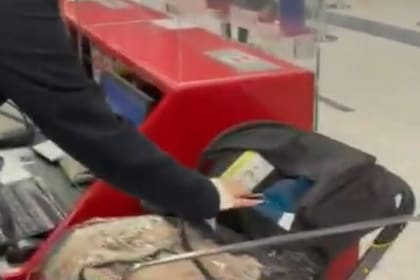 Una mujer que vio a la pareja alertó a los agentes de seguridad sobre el pequeño abandonado