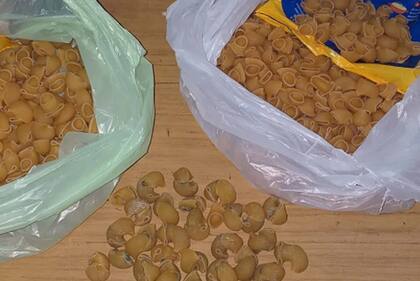 Una mujer quiso ingresar dos paquetes de fideos rellenos con marihuana para su hijo detenido en una comisaría de Quilmes