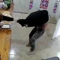 Una mujer quiso robar un comercio, forcejeó con la dueña y terminó semidesnuda