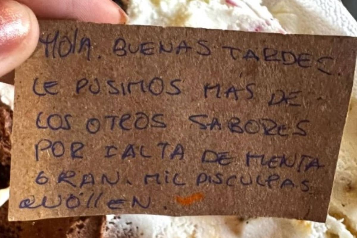 Una mujer quiso solo menta granizada, pero en la heladería le respondieron que debieron completarle con otros gustos porque no contaban con la cantidad necesaria de su sabor preferido.