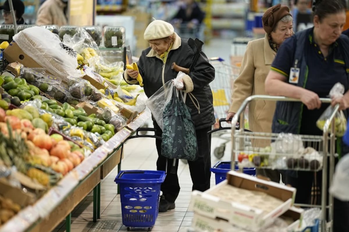 Una mujer realiza la compra en un supermercado de Moscú, Rusia