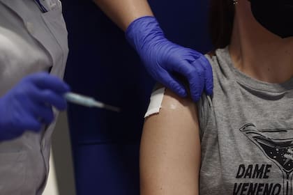 Una mujer recibe la primera dosis de la vacuna de AstraZeneca contra la COVID-19 en el Hosital Enfermera Isabel Zendal, en Madrid