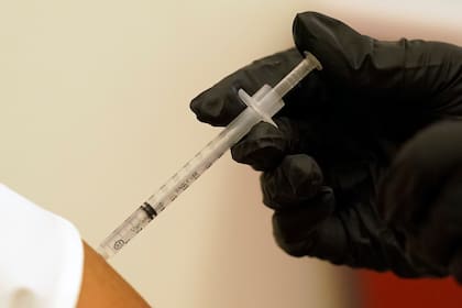 Una mujer recibe la segunda dosis de la vacuna de Pfizer contra el COVID-19 en el centro de vacunación del Departamento de Salud y Servicios Humanos del condado Dallas, el jueves 26 de agosto de 2021, en Dallas, Texas. (AP Foto/LM Otero)