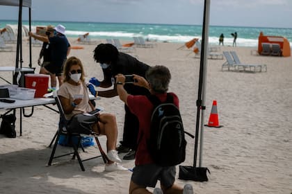 Una mujer recibe la vacuna de Johnson & Johnson Covid-19 en un centro pop-up en la playa en South Beach, Florida, el 9 de mayo de 2021