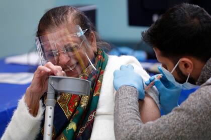 Una mujer recibe la vacuna de Oxford/AstraZeneca contra la Covid-19 en el Centro Islámico Al-Abbas, que se ha convertido en un centro de vacunación temporal en Birmingham, en Inglaterra, el 21 de enero de 2021