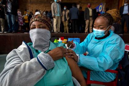 Una mujer recibe su segunda dosis de la vacuna de Pfizer-BioNTech durante una campaña de vacunación en Katlehong, Johannesburgo