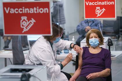 Una mujer recibe su vacuna COVID-19 en una clínica en la provincia de Quebec