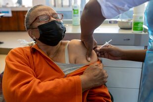 Una mujer recibe una dosis de la vacuna de Pfizer contra el Covid-19 en Soweto, Sudáfrica