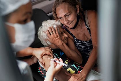 Una mujer recibe una inyección de la vacuna Sinovac como parte de un programa prioritario de vacunación COVID-19 para personas mayores en un centro de vacunación de Río de Janeiro