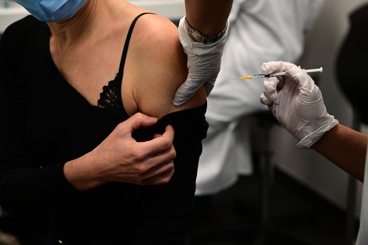 Una mujer recibe una vacuna contra el coronavirus durante una campaña de vacunación para profesionales sanitarios, en el centro de vacunación del Hotel Dieu en París, el 4 de enero de 2021