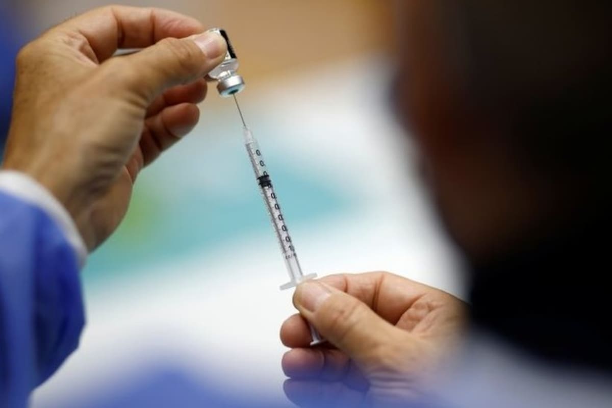 Una mujer recibió seis dosis de la vacuna Pfizer por error