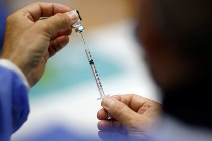 Una mujer recibió seis dosis de la vacuna Pfizer por error