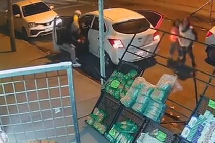 Una mujer rescató con un palo de escoba a una nena de un auto que iba a ser robado