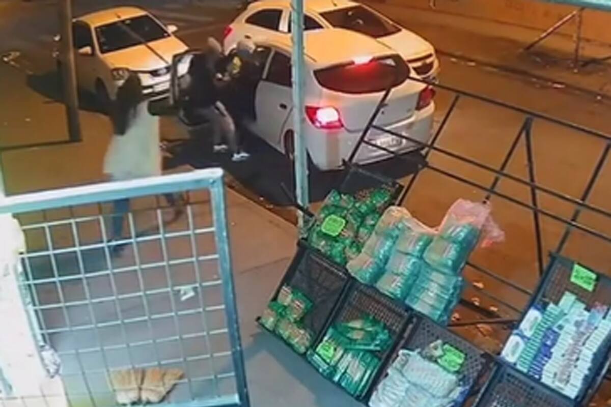 Una mujer rescató con un palo de escoba a una nena de un auto que iba a ser robado