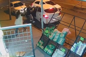 Una mujer rescató con un palo de escoba a una nena de un auto que iba a ser robado