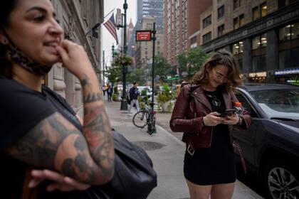Una mujer revisa su cuenta de Instagram en Nueva York el lunes. Facebook, Instagram, WhatsApp y Messenger han sido durante mucho tiempo algo más que herramientas prácticas para chatear y compartir