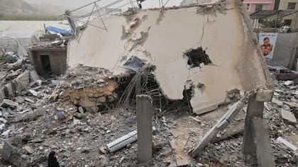 Una mujer revisa una casa destruida tras ser alcanzada por un ataque israelí en la localidad de Saksakiyeh, en el sur de Líbano, el 3 de abril de 2026 (AP Foto/Hussein Malla)