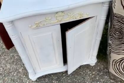Una mujer revisó la basura de sus vecinos y encontró varios ítems en muy buen estado; luego de repararlos, los vendió y tuvo una buena ganancia