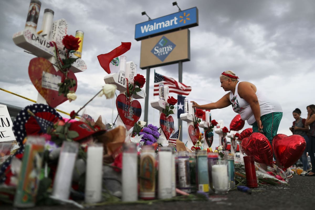 Una mujer reza, ayer, en el memorial a las víctimas de la masacre de El Paso
