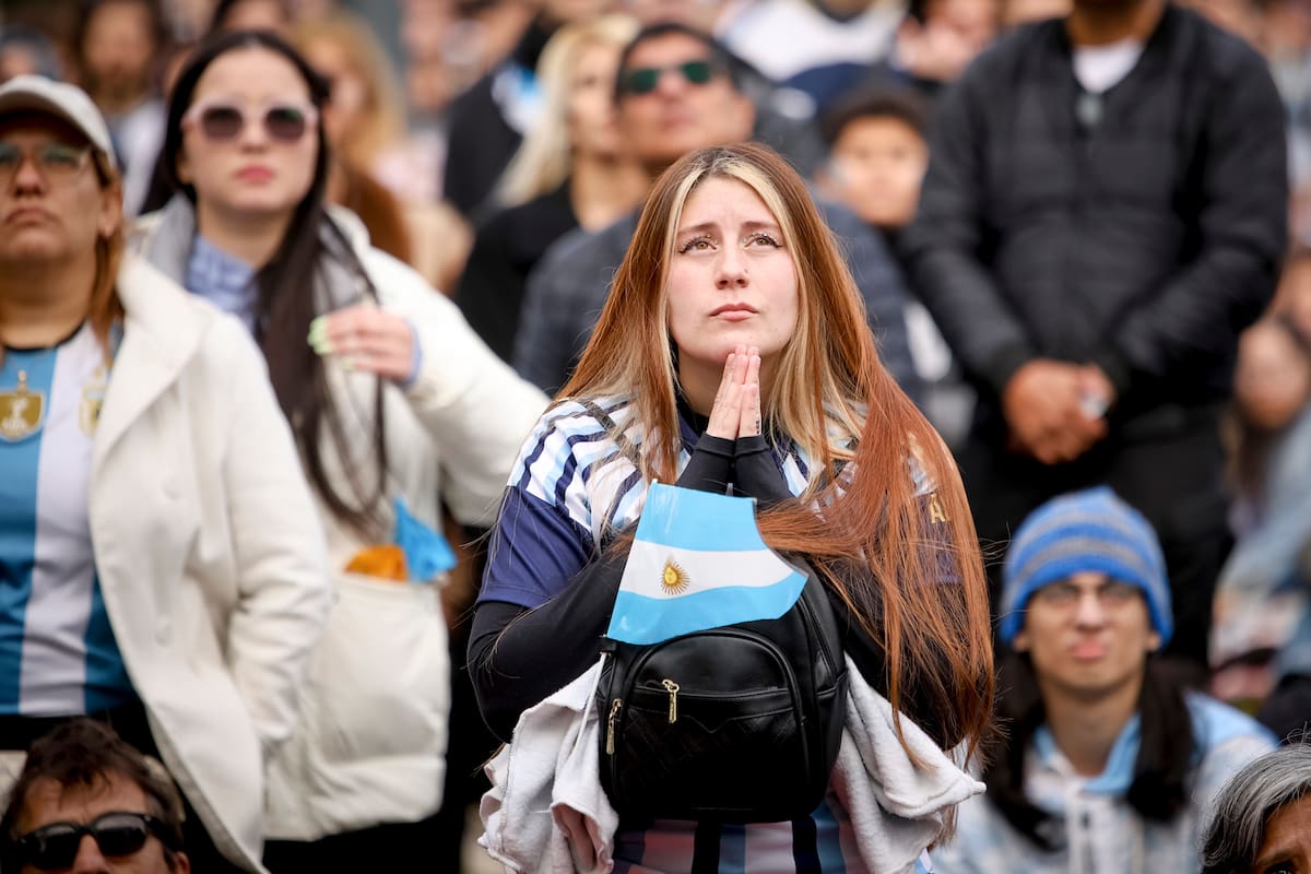 Una mujer reza en medio de la final