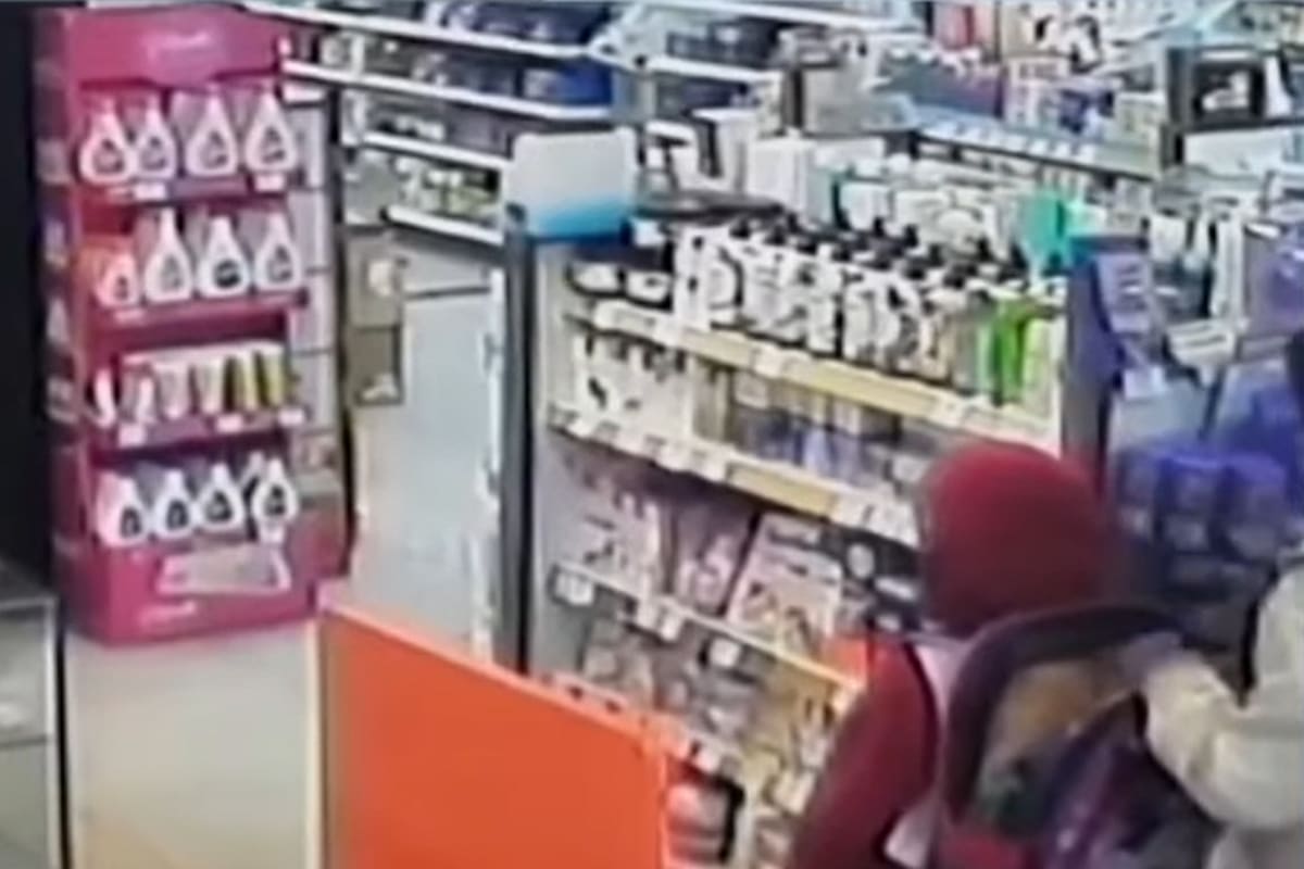 Una mujer roba cremas y las mete en la mochila de una nene en una farmacia de Almagro