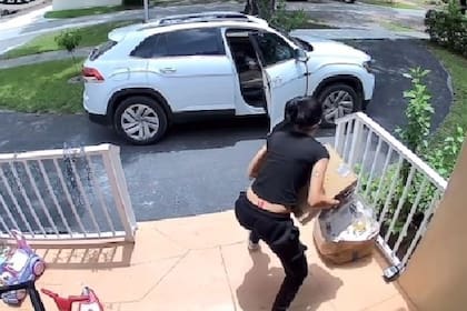 Una mujer robó un paquete en la entrada de una casa en Miami Springs y el video se hizo viral