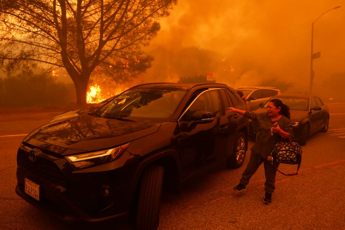 Una mujer rompe en llanto ante el avance de un incendio en el vecindario de Pacific Palisades. Los Ángeles. (AP Foto/Etienne Laurent)