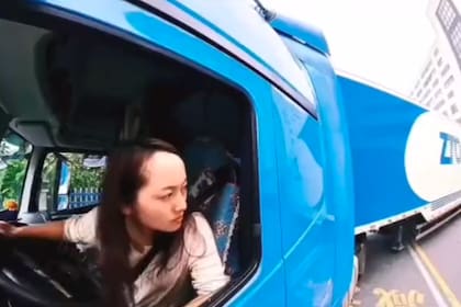 Una mujer rompió las expectativas en las redes sociales al estacionar un semirremolque en menos de 30 segundos