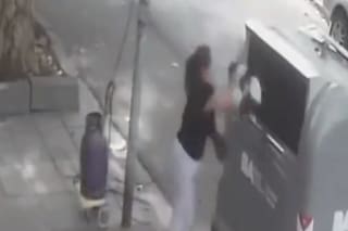 Caminaba por la calle, alzó a una perra que la seguía y la arrojó a un tacho de basura