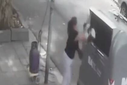 Una mujer sacó a pasear al perro y lo tiró al tacho de basura