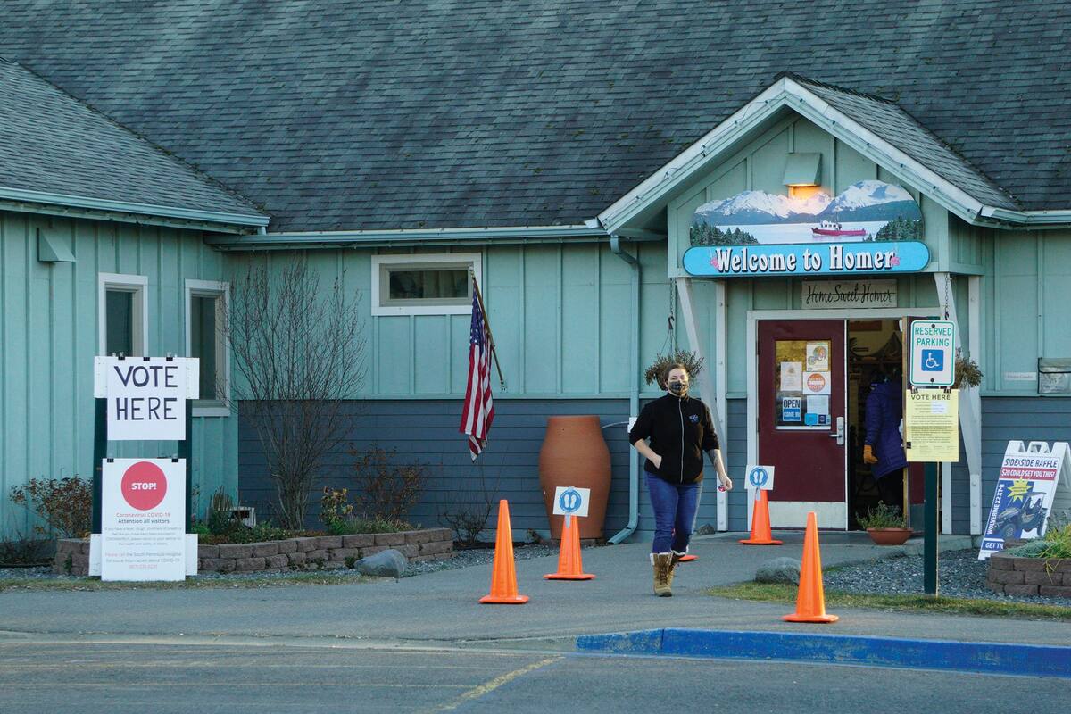 Una mujer sale de un centro de votación en Homer, Alaska